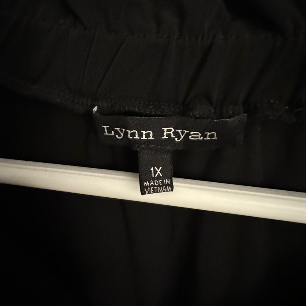 Lynn Ryan black top 1X - Picture 2 of 3